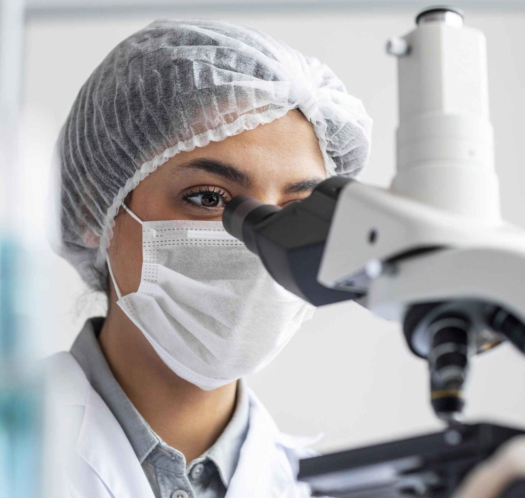 primo piano ricercatore che lavora con il microscopio